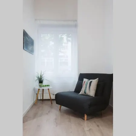 Near Shooping Center, 6 Guests 아파트