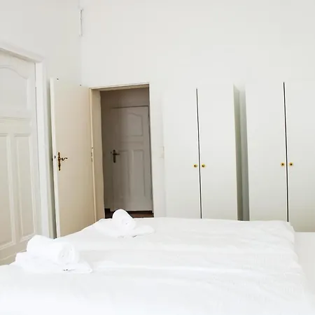 Apartment Bright 2 Bedroom In Convinient Location *