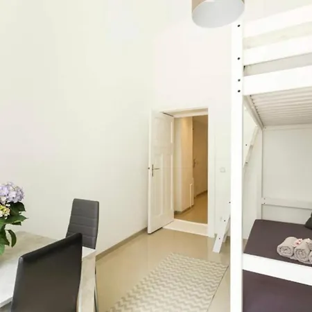 Center Apartment *