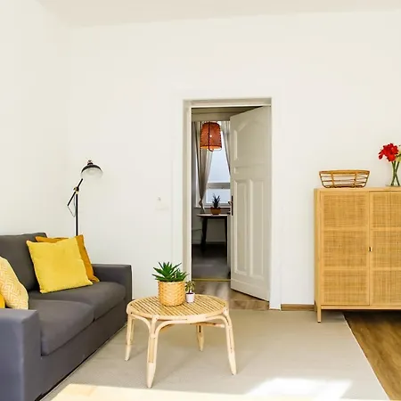 Bright 2 Bedroom In Convinient Location Apartment *