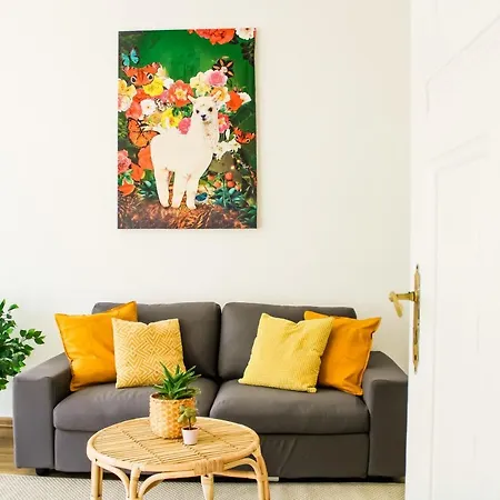 Apartment Bright 2 Bedroom In Convinient Location *