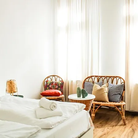 Bright 2 Bedroom In Convinient Location Berlin