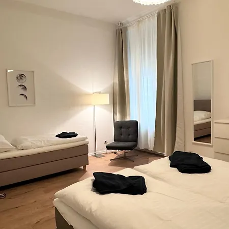 Be In At Charlottenburg Castle ברלין