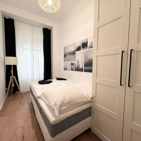 Be In At Charlottenburg Castle דירה *