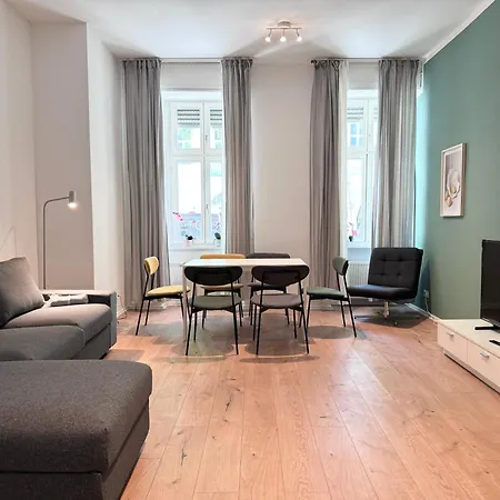 Be In At Charlottenburg Castle * ברלין