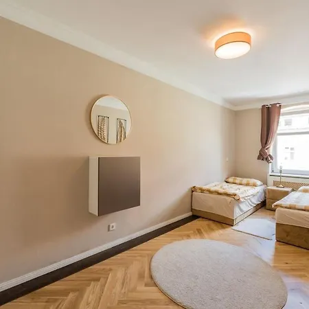 Moderne Fuer Junggebliebene In Kreuzberg-3l * Berlín