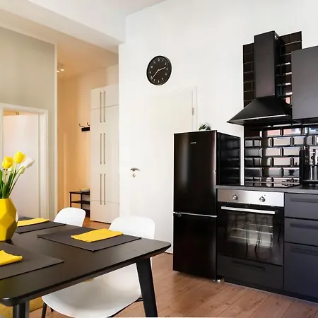 Modern 4 Bedroom In - Charlottenburg Apartment