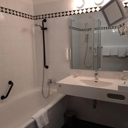Hotel City East 4*