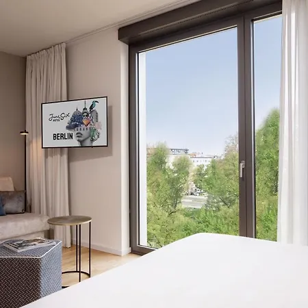 June Six West Hotel 3*