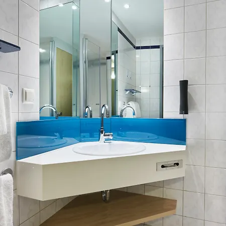 Express Centre By Ihg Hotel 3*