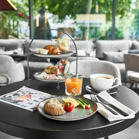 June Six West Hotel 3*