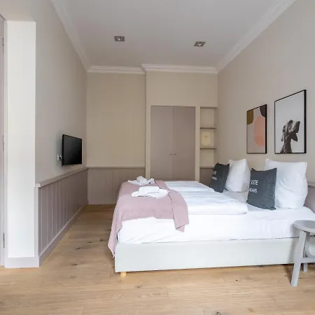 Schoenhouse Avenue - Digital Access * Berlin