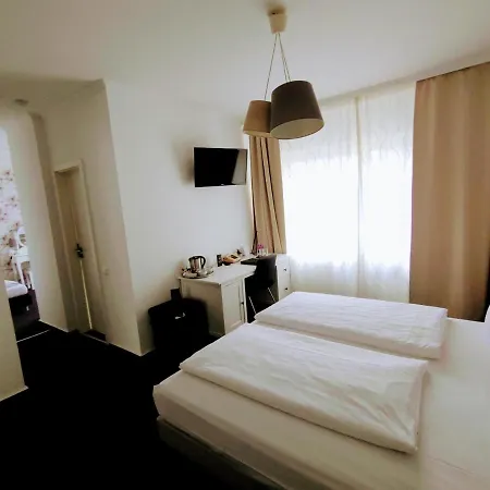 Les Nations Hotell 3*