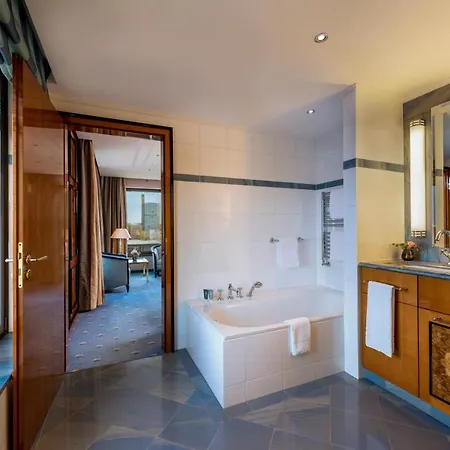 District Hotel 5*