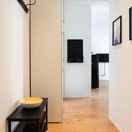 Modern 4 Bedroom In - Charlottenburg Apartment