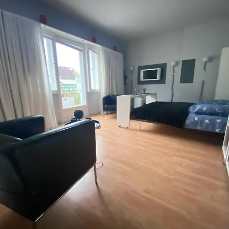 Cozy Modern With Small Balcony In The Heart Of برلين
