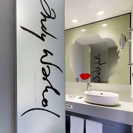 מלון Park Plaza 4*