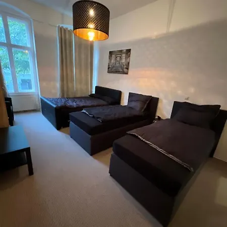 Hauptbahnhof: Family-friendly Group For 8 Apartment