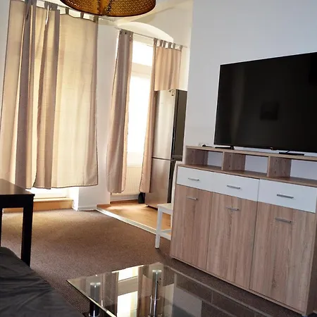 Hauptbahnhof: Family-friendly Group For 8 Apartment