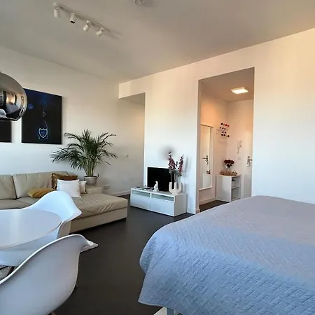 Skyview Studio At Kreuzberg-mitte Appartement Berlijn