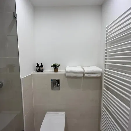 Mitte: Modern Bedroom / Ensuite Bath Homestay Berlin