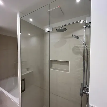 Mitte: Modern Bedroom / Ensuite Bath Homestay