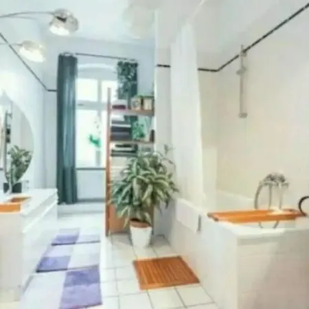 Private Bedroom Near Alexanderplatz In Sharing Homestay *