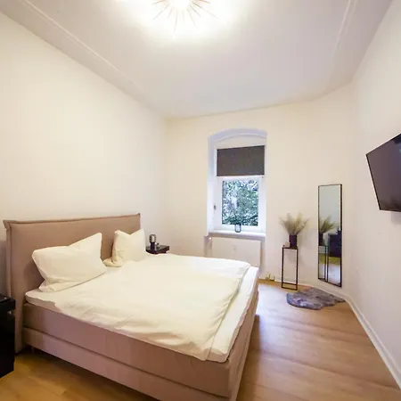 Massagesessel, King-sized Bed, Billardtisch, 2 Couches 아파트 *