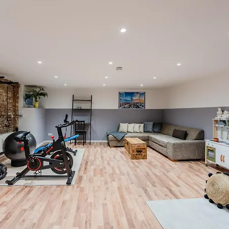 Lejlighed Spacious, 3 Flat With Gym & Play Area *