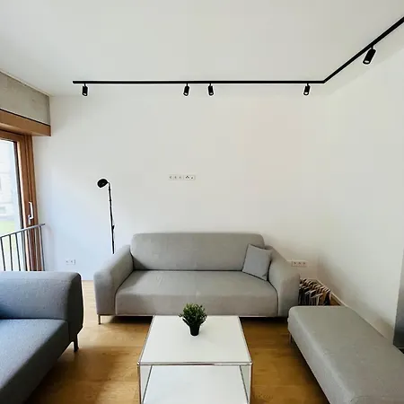 Homestay Mitte: Modern Bedroom / Ensuite Bath