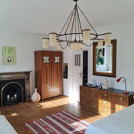 Spacious In Tempelhof Park Area Δωμάτια σε οικογενειακή κατοικία *