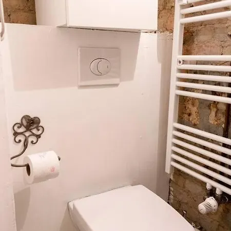 Artistic Altbau Apartamento