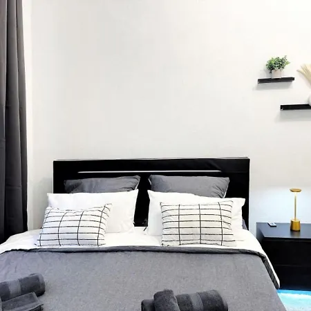 Apartment I Spacious Private In Heart Of *