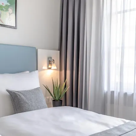 Garner - Checkpoint Charlie By Ihg Berlin