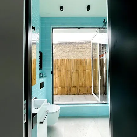Apartment With A Bathroom And Private Entrance Door Berlin