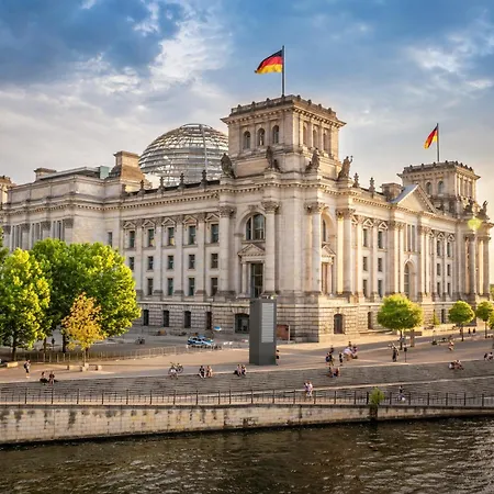Homely - Spacious Flat Quiet, Friedrichstrasse, River Apartment