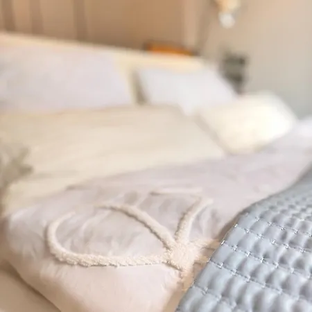 01 Bedroom In Mitte-up To 5 People-private Free Parking Lägenhet