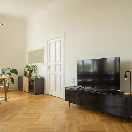 Kaiser 04 By Rockchair L Superhost Status L 3 Bedrooms Boxspringbeds 2 Bathrooms L Cozy Family & Business Flair 155 Sqm 3 Balcony 4th Floor Elevator Up To 10 Guests Welcomes You! Berlín