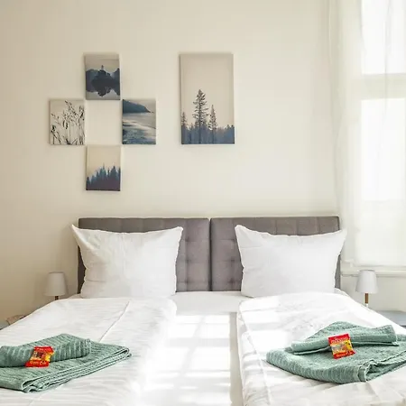 Kaiser 04 By Rockchair L Superhost Status L 3 Bedrooms Boxspringbeds 2 Bathrooms L Cozy Family & Business Flair 155 Sqm 3 Balcony 4th Floor Elevator Up To 10 Guests Welcomes You! Apartamento Berlín