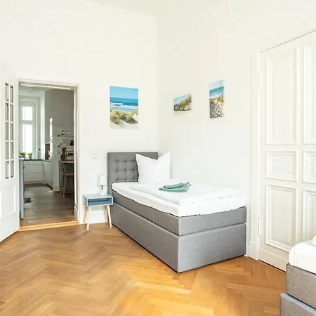 Kaiser 04 By Rockchair L Superhost Status L 3 Bedrooms Boxspringbeds 2 Bathrooms L Cozy Family & Business Flair 155 Sqm 3 Balcony 4th Floor Elevator Up To 10 Guests Welcomes You! Apartamento