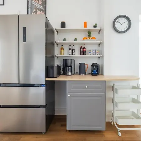 Kaiser 04 By Rockchair L Superhost Status L 3 Bedrooms Boxspringbeds 2 Bathrooms L Cozy Family & Business Flair 155 Sqm 3 Balcony 4th Floor Elevator Up To 10 Guests Welcomes You! Apartamento Berlín