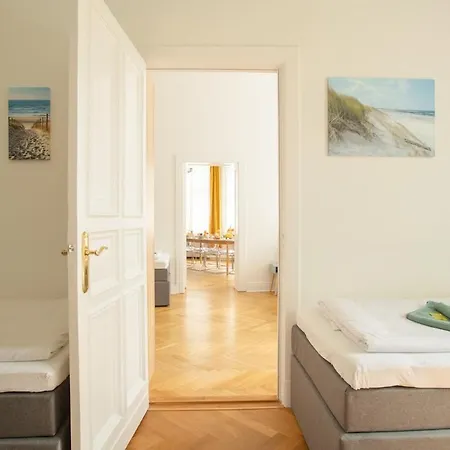 Kaiser 04 By Rockchair L Superhost Status L 3 Bedrooms Boxspringbeds 2 Bathrooms L Cozy Family & Business Flair 155 Sqm 3 Balcony 4th Floor Elevator Up To 10 Guests Welcomes You! Apartamento