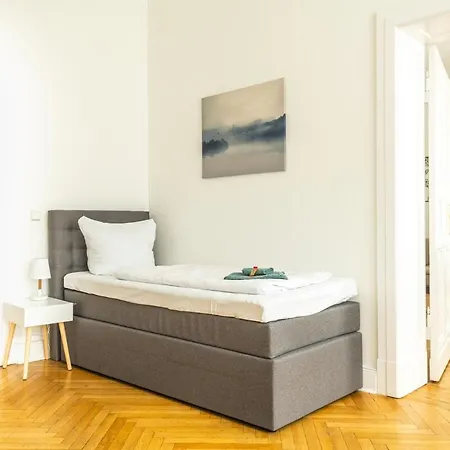 Apartamento Kaiser 04 By Rockchair L Superhost Status L 3 Bedrooms Boxspringbeds 2 Bathrooms L Cozy Family & Business Flair 155 Sqm 3 Balcony 4th Floor Elevator Up To 10 Guests Welcomes You!