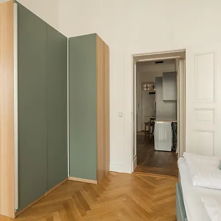 Kaiser 04 By Rockchair L Superhost Status L 3 Bedrooms Boxspringbeds 2 Bathrooms L Cozy Family & Business Flair 155 Sqm 3 Balcony 4th Floor Elevator Up To 10 Guests Welcomes You! Apartamento Berlín