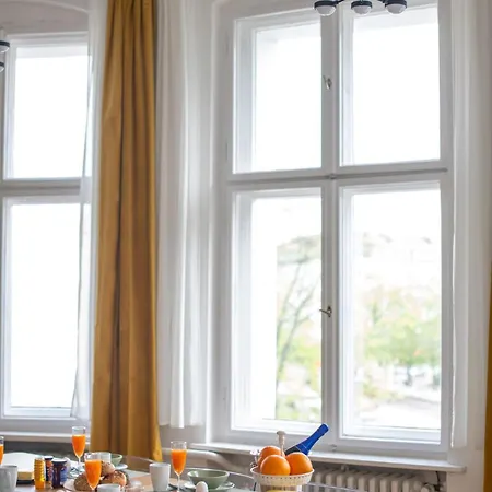 Kaiser 04 By Rockchair L Superhost Status L 3 Bedrooms Boxspringbeds 2 Bathrooms L Cozy Family & Business Flair 155 Sqm 3 Balcony 4th Floor Elevator Up To 10 Guests Welcomes You! * Berlín