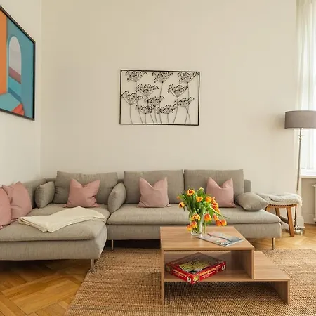 Kaiser 04 By Rockchair L Superhost Status L 3 Bedrooms Boxspringbeds 2 Bathrooms L Cozy Family & Business Flair 155 Sqm 3 Balcony 4th Floor Elevator Up To 10 Guests Welcomes You! Berlín