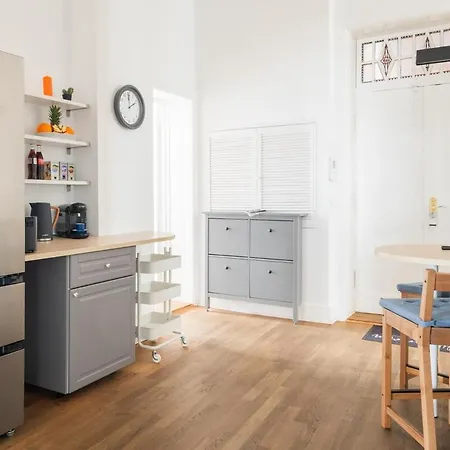 Kaiser 04 By Rockchair L Superhost Status L 3 Bedrooms Boxspringbeds 2 Bathrooms L Cozy Family & Business Flair 155 Sqm 3 Balcony 4th Floor Elevator Up To 10 Guests Welcomes You! Berlín