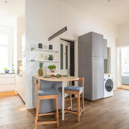 Apartamento Kaiser 04 By Rockchair L Superhost Status L 3 Bedrooms Boxspringbeds 2 Bathrooms L Cozy Family & Business Flair 155 Sqm 3 Balcony 4th Floor Elevator Up To 10 Guests Welcomes You! Berlín