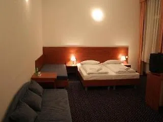 Am Kurfuerstendamm 3*
