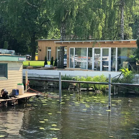 Tiny House Oder Auf Der Sunset Marina * Berlin